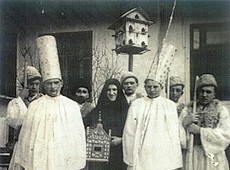 Vzácny obrázok chodenia s betlehemom v Dobšinej, ktorý vlastní ujo Kirschner z Novej ulice. Na zábere je vľavo s vysokou čiapkou. Obrázok mi poskytol pán Pellionis z Košíc.