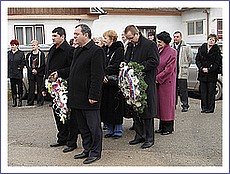 Kladenie vencov k rodnému domu Pavla Dobšinského v Slavošovciach pri príležitosti jeho 183. narodenín.
