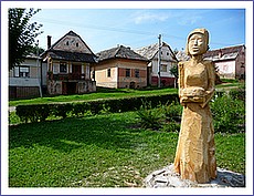 Námestie v Ratkovej zdobí od 7. augusta 2010 drevená socha Mamička vyhotovená Corneliom Klacekom, rodákom z Vojvodiny. 