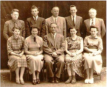 Na fotografii je pán učiteľ Július Pašiak (stojaci prvý vpravo) spoločne s členmi II. stupňa Učiteľského zboru OSŠ v Jelšave v školskom roku 1955/56. Foto: Archív OM