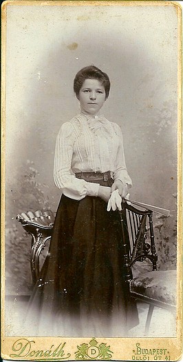 Fotografia Márie Ďurindovej rod. Hamlíkovej počas pobytu v Budapešti asi r. 1899