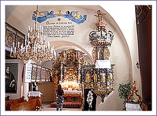 Oltár s kazateľnicou v evanjelickom kostole  Rejdovej