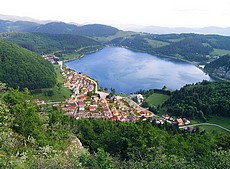 Výhľad z Gačovskej skaly na priehradu v Dedinkách a okolitú prírodu