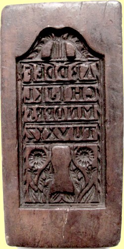 rv Forma medovnikárska drevená s abecedou začiatok 19. storočia. Foto S. Holečková
