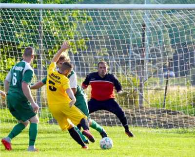 Záber je dnes už historický. Autorsky patrí Vl. Kuchárikovej a je zo zápasu Hrhov - Rožňavské Bystré ešte z roku 2021. Na snímke strieľa na bránu domácich Kandalík z R. Bystrého. V bráne striehne brankár Hrhova Bartók.