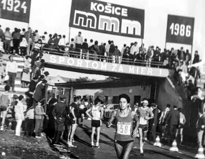 Rodáčka z Gemera Eva Seidlová (s č. 58) práve vbieha na štadión Lokomotívy Košice, kde bol cieľ Medzinárodného maratónu mieru v roku 1986. V nedeľu 4. októbra 2026 pobeží už svoj 545 maratónsky beh a 32 v Košiciach.