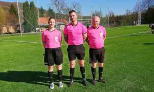 Na obrázku sú futbaloví rozhodcovia ObFZ Rožňava, z ľava: Michaela Vávrová, Lukáš Gyenes s otcom Júliusom Gyenesom: Rozhodovali zápas v Nadabule, kde sa stretli mužstvá Vyšnej Slanej a Krásnohorskej Dlhej Lúky.