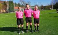 Na obrázku sú futbaloví rozhodcovia ObFZ Rožňava, z ľava: Michaela Vávrová, Lukáš Gyenes s otcom Júliusom Gyenesom: Rozhodovali zápas v Nadabule, kde sa stretli mužstvá Vyšnej Slanej a Krásnohorskej Dlhej Lúky.