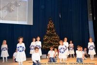 Pod vianočným stromčekom Zocháčov pribúdali dary plné piesní, tanca, kolied, vinšovačiek a tiež scénok
