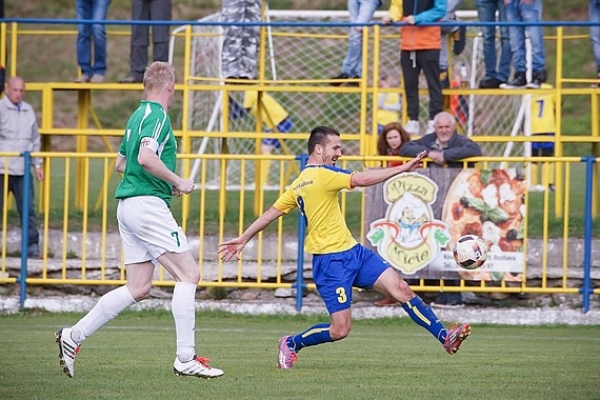 Zo zápasu IV. ligy JUH medzi MFK Rožňava - FK Geča 2:0. Domáci obranca Zoltán Breuer (č. 3) v súboji o loptu s kapitánom hostí Jaroslavom Bartókom (č.7).
