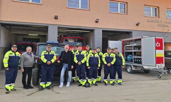 Vedenie DPO SR medzi hasičmi Jelšavy, víťazmi 1. ročníka Ankety dobrovoľní hasiči roka