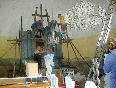 Hlavný oltár z evanjelického kostola v Rožňavskom Bystrom odviezli na jeho rekonštruovanie