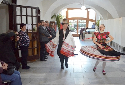 Vernisáž výstavy 4 pohľady z južného Borsodu spestril aj krojovaný pár