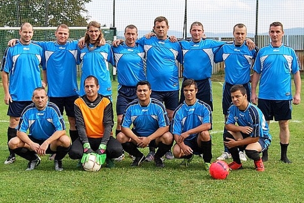 Takto nastúpili futbalisti Baníka Rakovnica, ktorí hrajú v II. triede MO, proti futbalistom FK Baník Štítnik.
