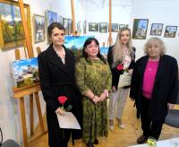 Výtvarníčka Jana Kušnierová v galérii so svojimi bývalými žiačkami