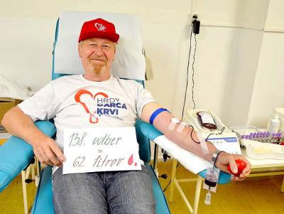 Dobrovoľný darca pán František doposiaľ daroval od svojich 19 rokov 62 litrov krvi