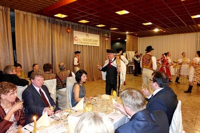Jubilejný ples Spoku Gemerčanov pod Vysokými Tatrami aj tentoraz v znamení udržiavania tradícií, zvykov a obyčají