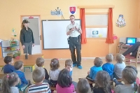 Dobrovoľní hasiči a príslušníci obvodného oddelenia Policajného zboru zavítali medzi deti do Materskej školy v Jelšave
