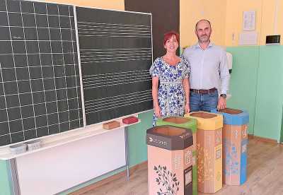 Škola v Rožňave učí ekologicky rozmýšľať aj košmi z lepenky