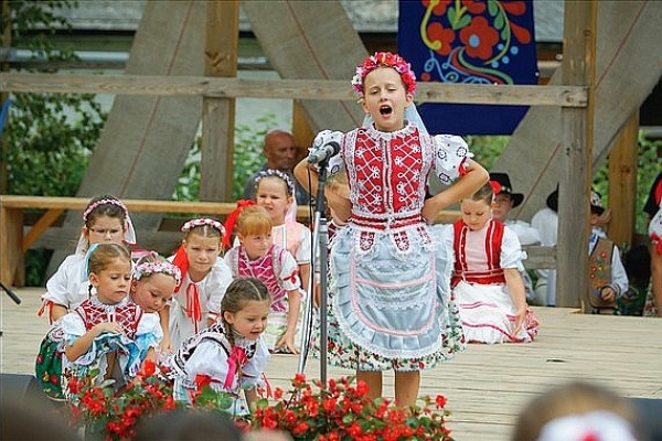 Detské folklórne súbory predstavia svoje programy v rámci okresnej súťažnej prehliadky Ket som húski pásla...