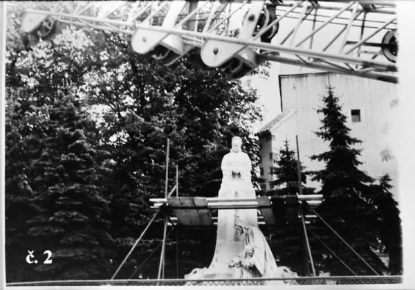 Rozobratie sochy Františky Andrássyovej v roku 1973. 