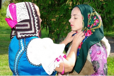 V Dome tradičnej kultúry Gemera v Rožňave je sprístupnená ojedinelá výstava ÚPRAVA VLASOV A POKRÝVKY HLAVY