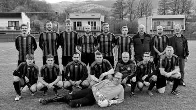 Kolektívy futbalistov FK Baník Drnava, MFK Dobšiná a FK Lipovník sa tesne pred novou futbalovou sezónou navždy rozlúčili so svojim bývalým hráčom Gabrielom Józsom, ktorý náhle ako 38 ročný zomrel. Na obrázku vpredu vľahu s loptou.