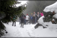 Jubilejný Novoročný výstup na Volovec v hustej hmle absolvovalo vyše 700 turistov