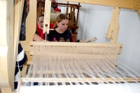 Tvorivej dielne sa zúčastnilo takmer 40 žiakov, ktorí si mohli vyskúšať samotné tkanie