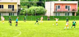 Už sme si zvykli na fotografie z futbalového klánia FK Krásnohorské Podhradie v 7. lige. Aj tentoraz sme využili obrázok z ihriska v susednej Drnave, kde hostia úplne excelovali a zvíťazili vysoko 8:1. Domáci, v zelenom sa celý zápas iba bránili hosťom (v žltom).