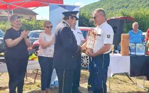 Trofej predsedovi ÚzO DPO SR Rimavská Sobota Ing. Vladimírovi Šándorovi odovzdáva územný veliteľ ÚzO DPO SR Revúca Ladislav Uveges .