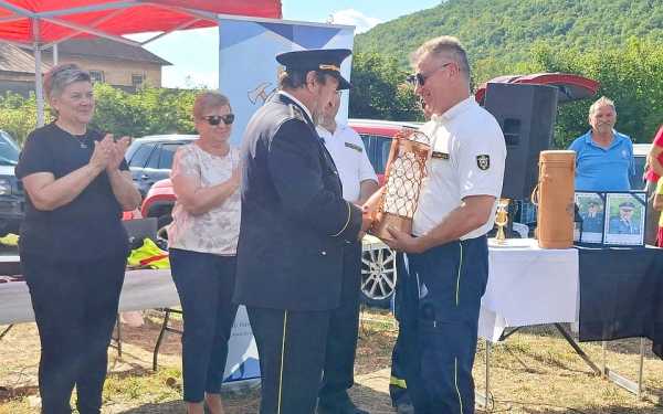 Trofej predsedovi ÚzO DPO SR Rimavská Sobota Ing. Vladimírovi Šándorovi odovzdáva územný veliteľ ÚzO DPO SR Revúca Ladislav Uveges .