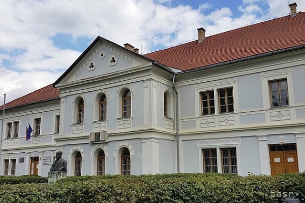 Na snímke novšia budova Prvého slovenského gymnázia v Revúcej. V súčasnosti v nej sídli Prvé slovenské literárne gymnázium.