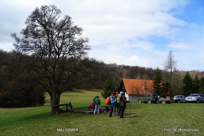 Túra zo Slavca do Kružnej cez Plešiveckú planinu turistov osviežila