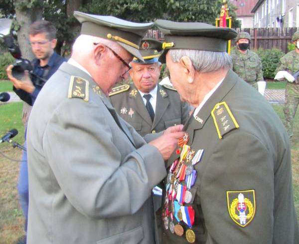 Vyznamenanie generála Viesta prevzal aj červenoarmejec Ladislav Sládek z Rimavskej Soboty