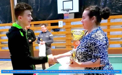 Pohár starostky obce Gemerská Poloma preberá z rúk Liliany Bronďošovej  víťaz 28. ročníka turnaja Adam Klajber.