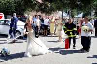 Na Hasičskú zbrojnicu v Jelšave dostali svadobné oznámenie od Radky a Mariána