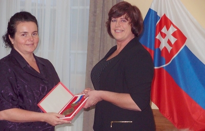 Gemerská Poloma má vo svojej histórii prvýkrát ženu starostku. Vo voľbách 2018 zvolili do tejto funkcie Lillian Bronďošovú (na obrázku vľavo), ktorá preberá insignie obce od zastupujúcej starostky Ivany Antalovej.