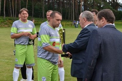 Kapitán FK Krásnohorské Podhradie Jaroslav Piater preberá po 26.. kole pohár za víťazstvo v V. lige košicko-gemerskej skupiny ročník 2015/2016..