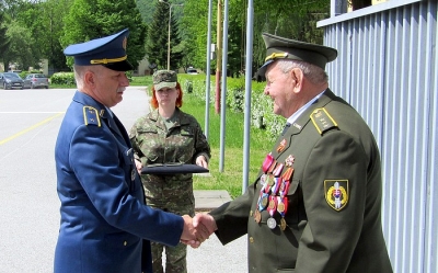 Na spomienkovom zhromaždení k 73. výročiu ukončenia 2. svetovej vojny si rožňavský vojenský útvar uctil aj priameho účastníka bojov proti fašizmu