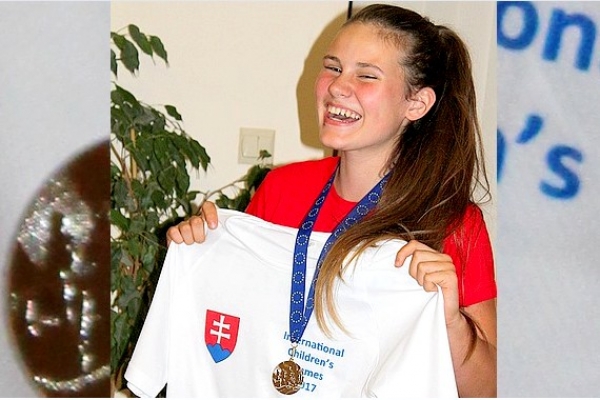 Medzinárodných atletických pretekov v Lowiczi v Poľsku  sa zúčastnila aj revúcka atlétka Nina Natália Vavreková (roč. narodenia 2005)  v hode kriketovou loptičkou. V konkurencii  pretekárok zo 6 krajín -  Poľska, Maďarska, Estónska, Lotyšska, Litvy a Slovenska zabojovala a získala striebornú medailu v osobnom rekorde 49 m.