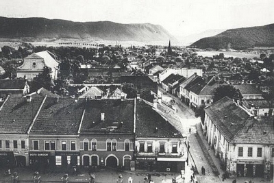 Fotografia starej Rožňavy s južnou časťou Námestia baníkov a s pohľadom na Šafárikovu ulicu a okolie.