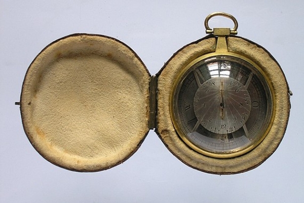 Neprehliadnite vreckové slnečné hodiny z roku 1840, ktoré zároveň slúžili ako kompas