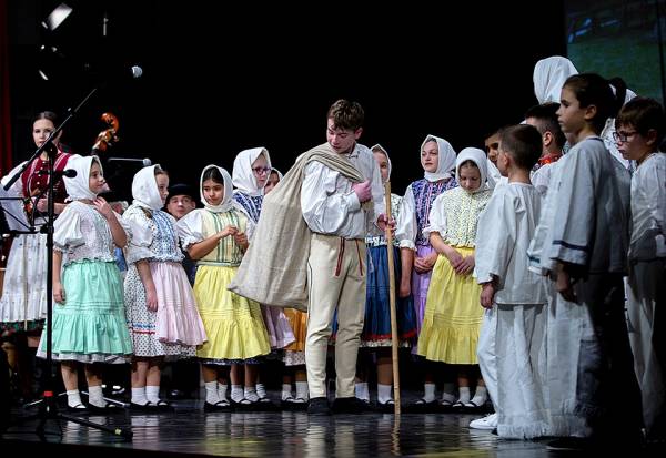 Pokojné decembrové sviatky v Revúcej zaželali v programe Od jaseni do Krašúna spoločne s mladými i väčšími folkloristami