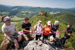 Turistický chodník na Hradovú v Tisovci je po obnove bezpečnejší a prístupnejší