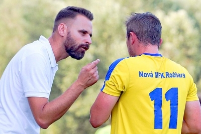 Pokyny trénera MFK Rožňava Ladislava Dávida hráčovi Jaroslavovi Figúrovi v zápase s Bardejovskou Novou Vsou (2:0)