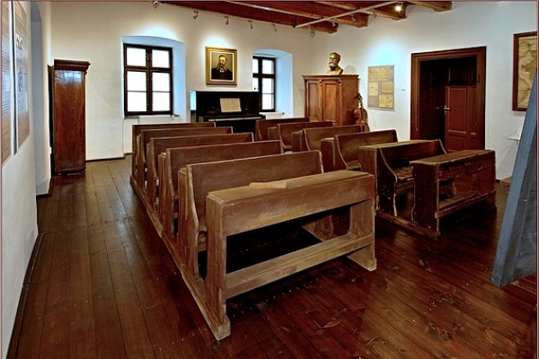 Zvedavosť a záujem o Múzeum Prvého slovenského gymnázia v Revúcej láka mnohé školy, ale aj turistov