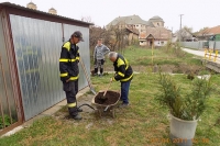 Členovia Dobrovoľného hasičského zboru mesta Jelšava skrášľovali okolie