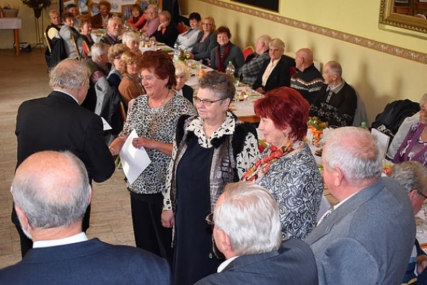 Na okresných oslavách JDS v Krásnohorskom Podhradí v rámci Mesiaca úcty k starším ocenili 23 seniorov