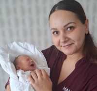 Prvé dieťa v rožňavskej nemocnici sa v roku 2026 narodil Matúš Ján prvorodičke Nikolete z Rožňavy na obrázku.